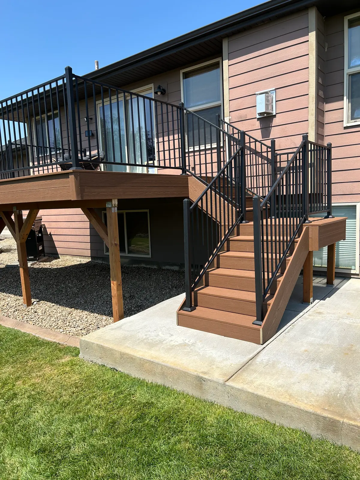 Composite deck corner with railing